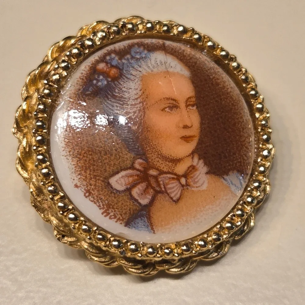 Vintage Victorian Cameo Portrait Woman Elegant Gold Tone Circle Brooch Pin